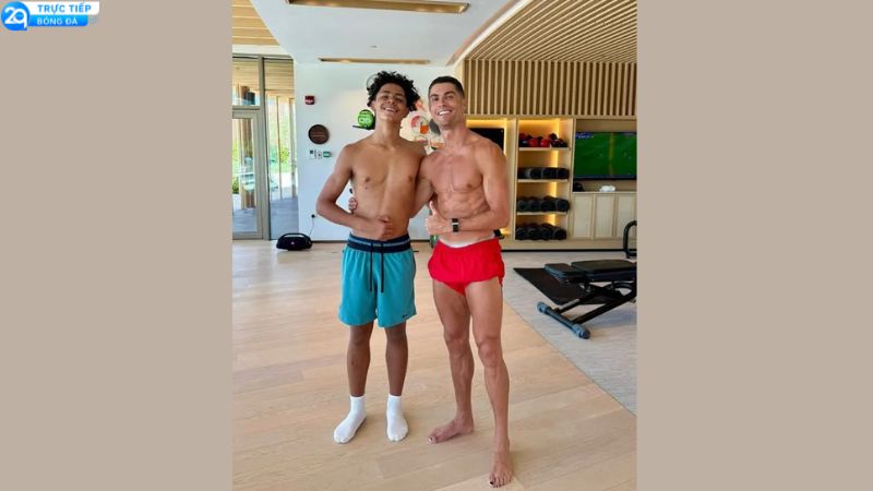 cristiano-ronaldo-va-con-trai-2